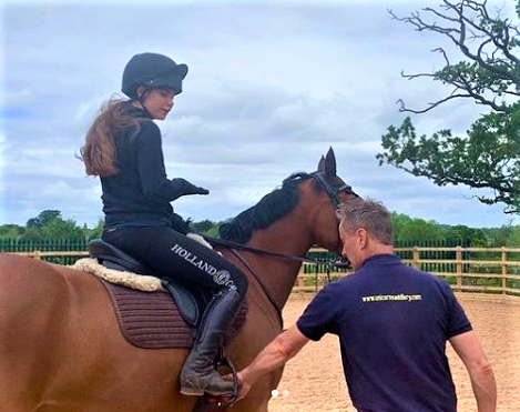 Phil Ireland talking a female rider through her saddle fitting choices